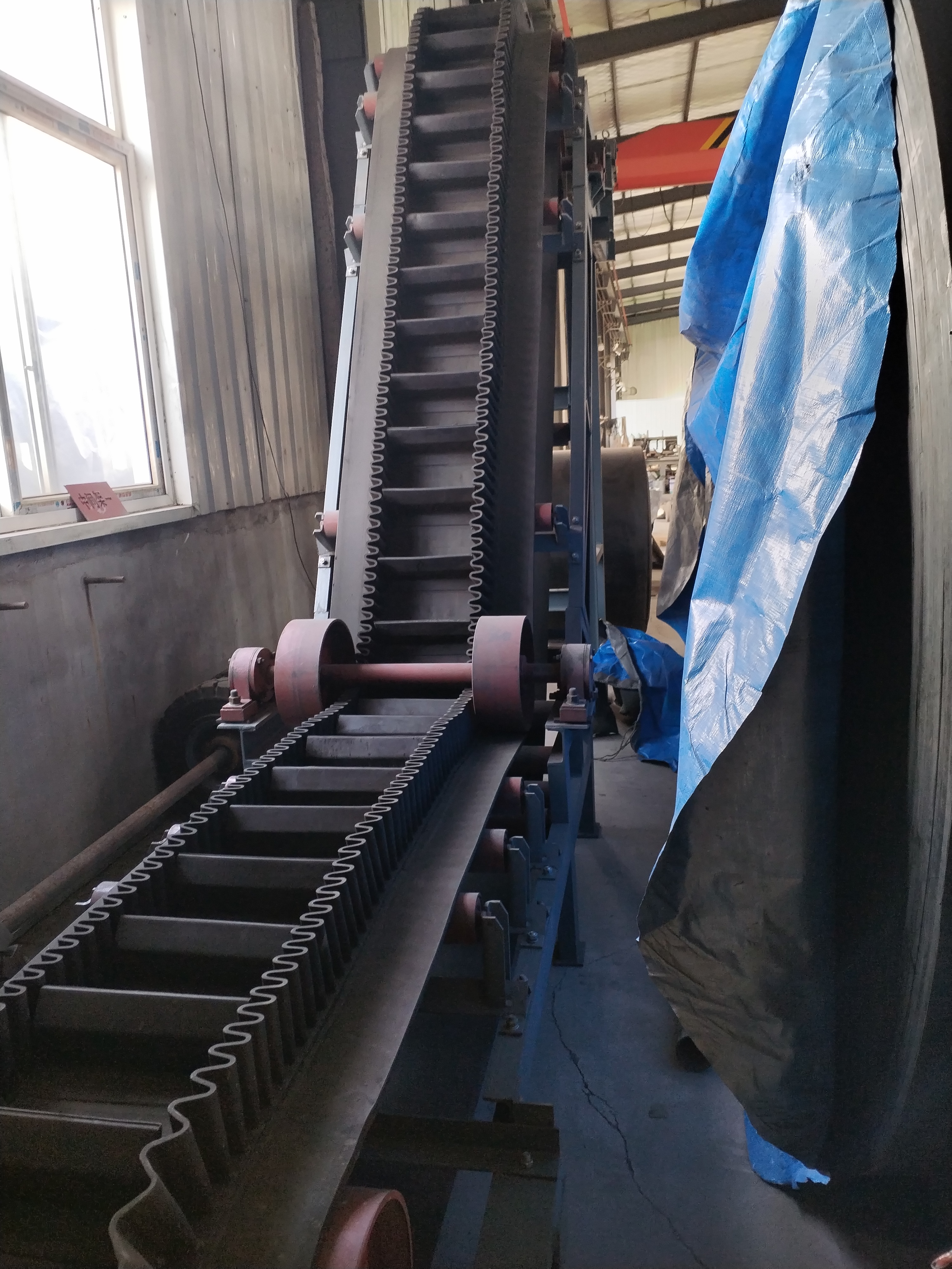 煙臺(tái)帶式輸送機(jī)，青島樂途行工業(yè)設(shè)備.jpg